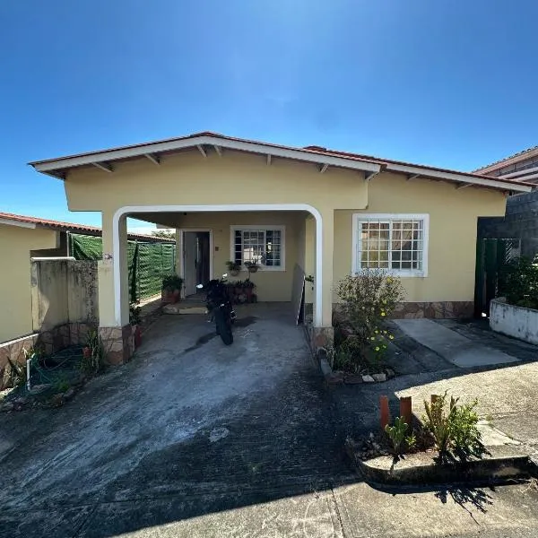 Habitacion amoblada frente al 99 de brisas del golf arraijan，位于Arraiján的酒店