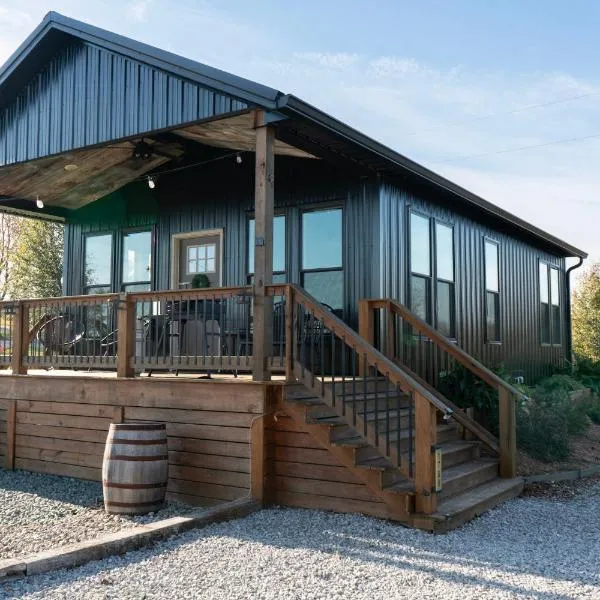 Bourbon Barrel Cottages #2 of 5 on Kentucky trail，位于劳伦斯堡的酒店