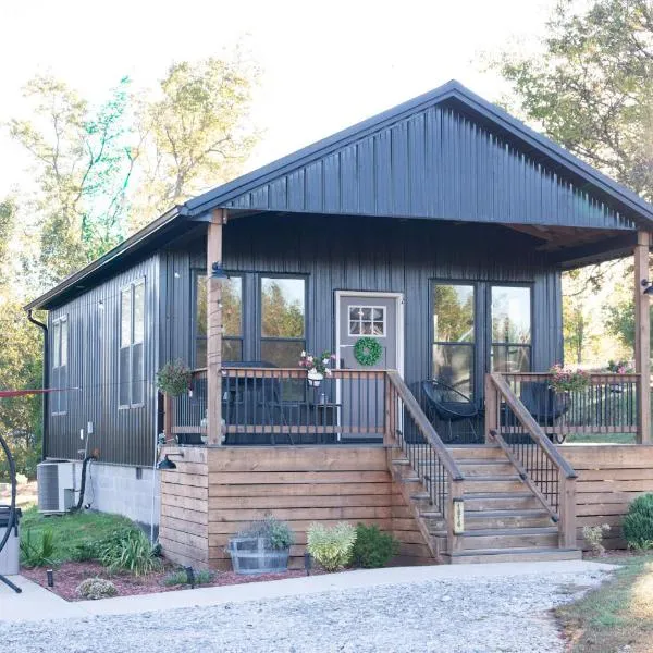 Bourbon Barrel Cottages #5 on Ky Bourbon Trail，位于劳伦斯堡的酒店