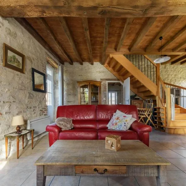 Hameau Grande Varenne - Gites de charme avec piscine，位于Charroux-dʼAllier的酒店