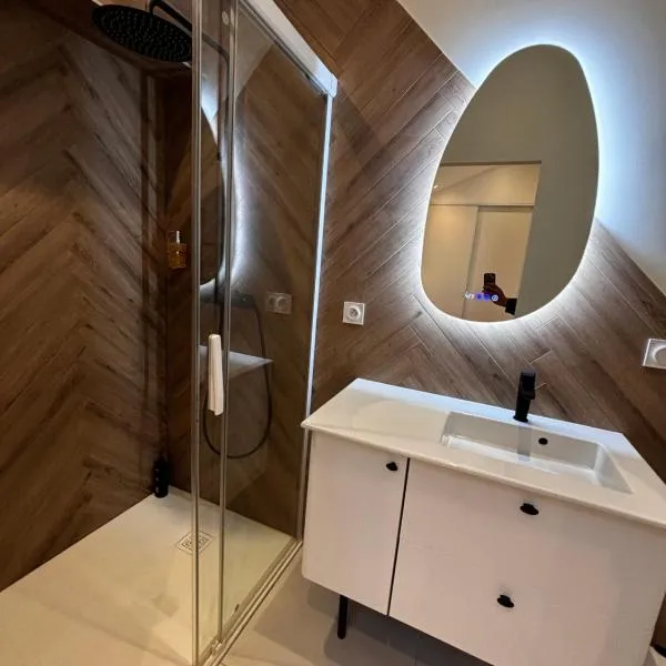 Appartement cosy une chambre，位于Charnècles的酒店