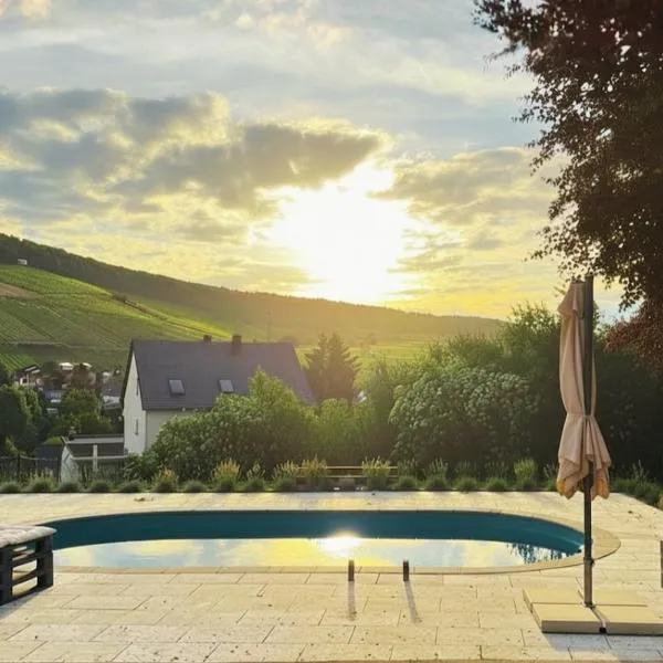 Romantic getaway with pool & panoramic vineyards，位于埃尔特维勒的酒店