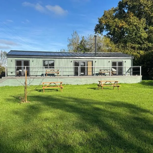 Lake Lodge at Farthings Farm，位于Clyst Saint Lawrence的酒店
