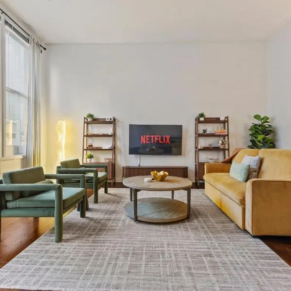 2BR Downtown Gem with Arcade games! - Sleeps 7 - Near Convention Center - Stadium，位于印第安纳波利斯的酒店