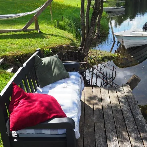 Riverside Bliss - Cozy 1-Bedroom Apartment with Parking & WiFi near Tvedestrand，位于Vegårshei的酒店