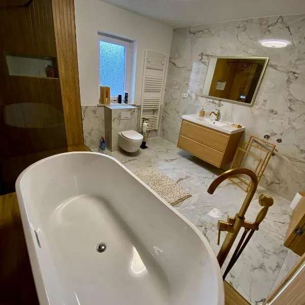 Filuma Suite with private terrace and balcony PANORAMIC GACKA VIEW，位于奥托查茨的酒店