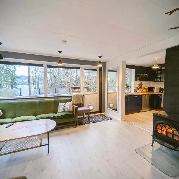 Fjord View Cabin Near Bergen & Nature，位于Grottveit的酒店