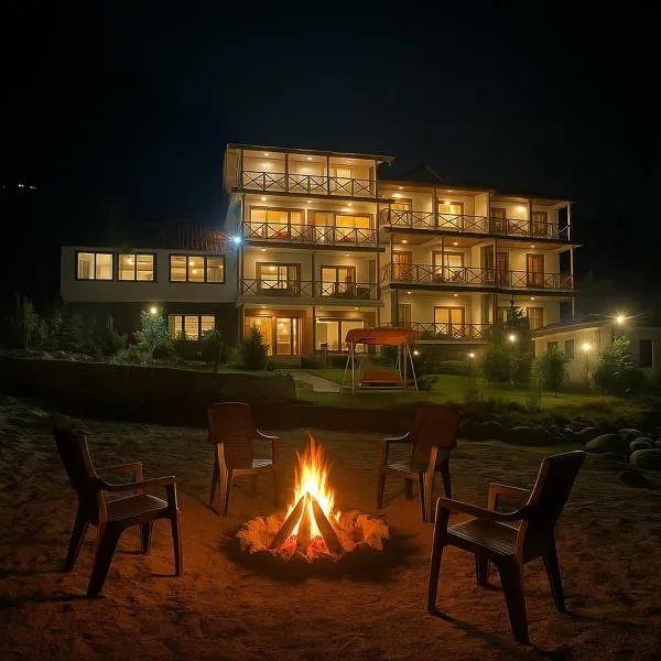 Nature Valley Riverside Cottage - A Beautiful Cottage Nested in Nature's Lap Tirthan Valley，位于吉布的酒店