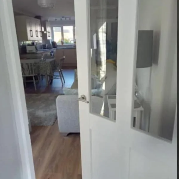 2 Bedroom Garden Flat，位于黑尔斯沃思的酒店