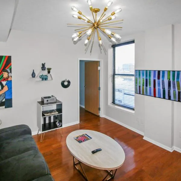 Exquisite Top Floor Condo in Downtown Indianapolis with King Bed，位于印第安纳波利斯的酒店