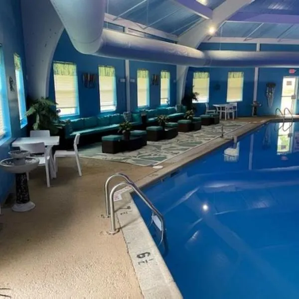 Stunning! Pocono Escape! HotTub Sauna Pool Ski Pet-Friendly Firepit Game Room Fireplace BBQ Lakes Tennis Fishing，位于Long Pond的酒店