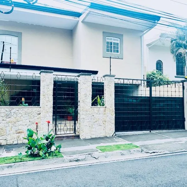 Ester`s Place，位于Escazu的酒店