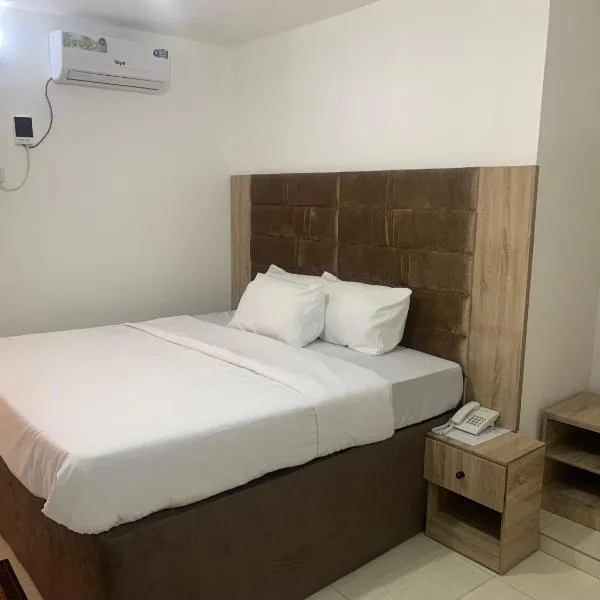 Rosecourt Hotel & Suites，位于阿奴古的酒店