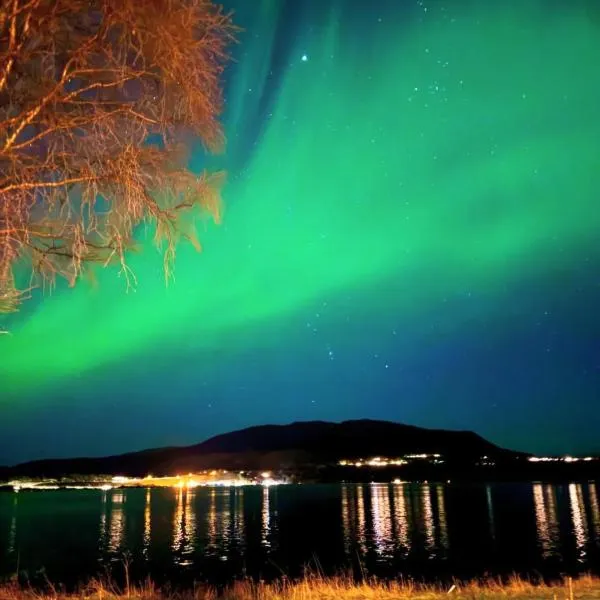 Charming apartment with two bedroms and beautifull sea view in Fauske，位于弗于斯克的酒店