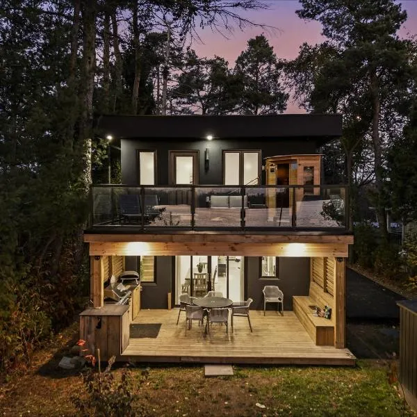 Luxury Lakefront with Sauna & EV，位于Washago的酒店