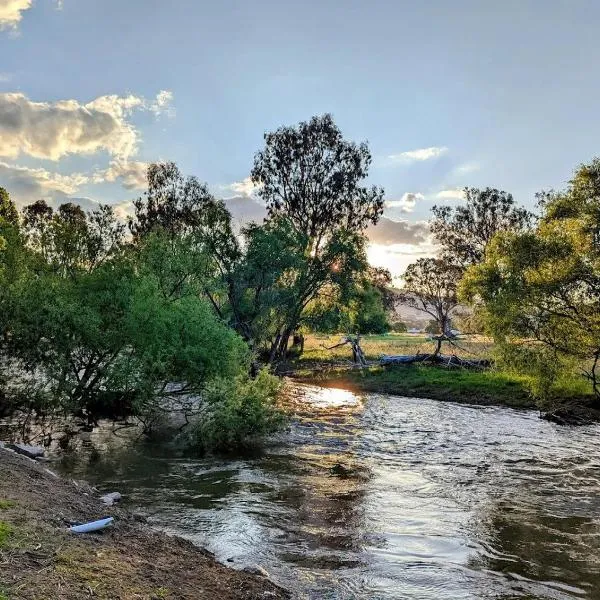 克拉克克拉克大篷车公园露营地，位于Corryong的酒店