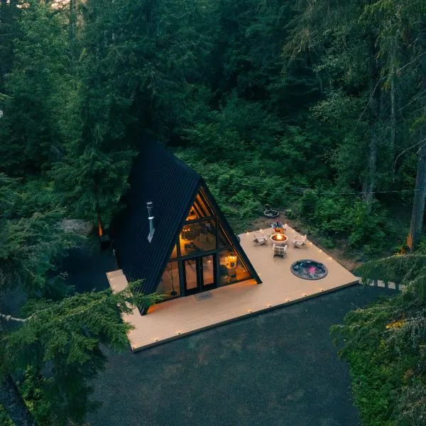 Lafa Cabin - Luxe A Frame Retreat with Hot Tub, Sauna, Firepit- 5 Min to Mt Rainier，位于阿什福德的酒店