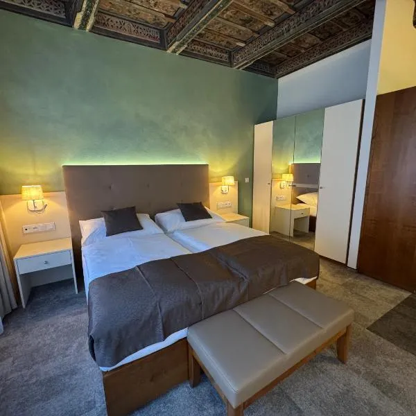 The Golden Wheel Hotel，位于布拉格的酒店