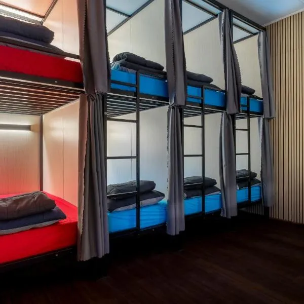 Capsule Hostel Perth - note - Valid passport required to check-in，位于珀斯的酒店