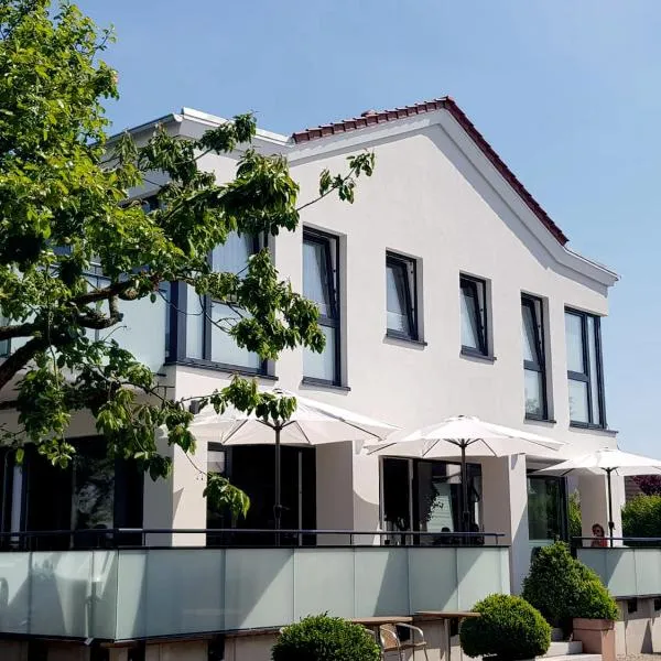 Haus Achtern Diek in erster Reihe am Meer，位于费马恩的酒店