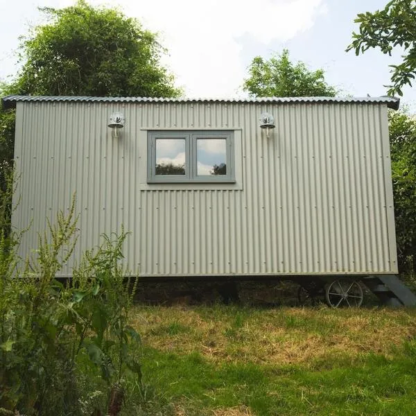The Organic Cotswolds Shepherds Hut，位于格洛斯特的酒店