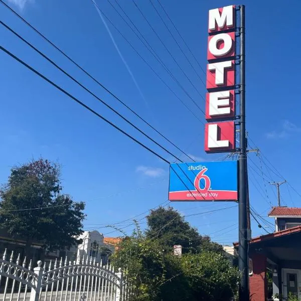 Studio 6 Oakland CA San Francisco Berkeley Area，位于奥克兰的酒店