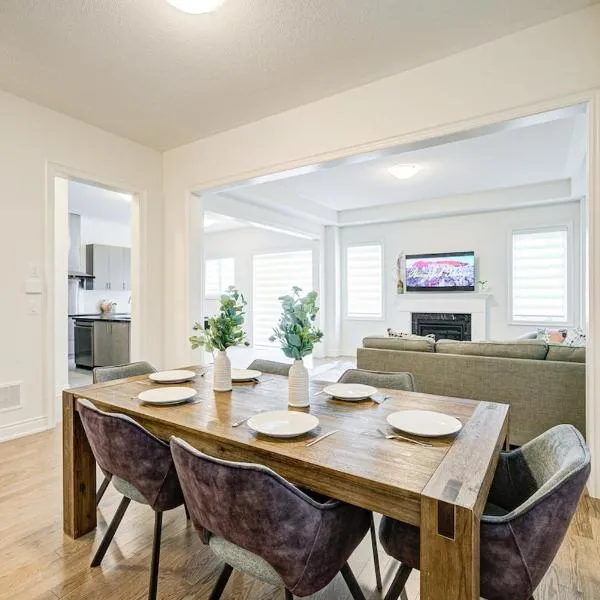 Very Modern New Luxury House in RichmondHill，位于列治文山的酒店