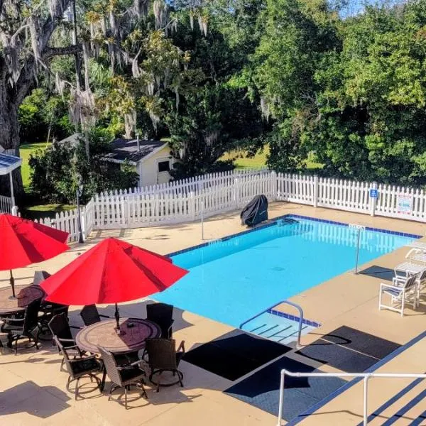 Shamrock Thistle & Crown B&B，位于Weirsdale的酒店