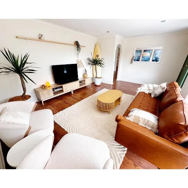 Walk to Beach - Coastal Beach House Retreat，位于Port Willunga的酒店