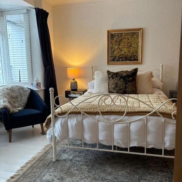 Number 78 Guest house M56 junction 12 located 5 minutes drive from Frodsham Continental breakfast Included Accommodation comprises of Large double bedroom Separate lounge with sky tv Large bathroom with a free standing bath and shower，位于弗罗德舍姆的酒店
