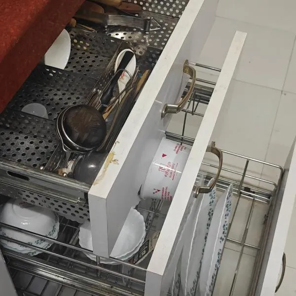 Homestay - Serviced Apartment "ISH Atithya" with Modular Kitchen, various amenities and Complimentary Breakfast in Lucknow, IN,位于勒克瑙的酒店