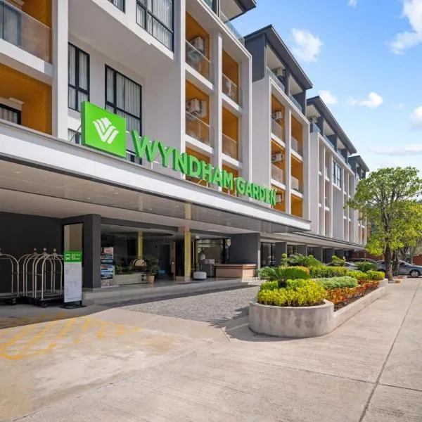 Modern 1506 Condo in Wyndham Gardens on the beach，位于奈通海滩的酒店