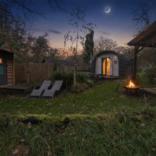 Emlyn's Coppice - Luxury Woodland Glamping，位于霍利韦尔的酒店