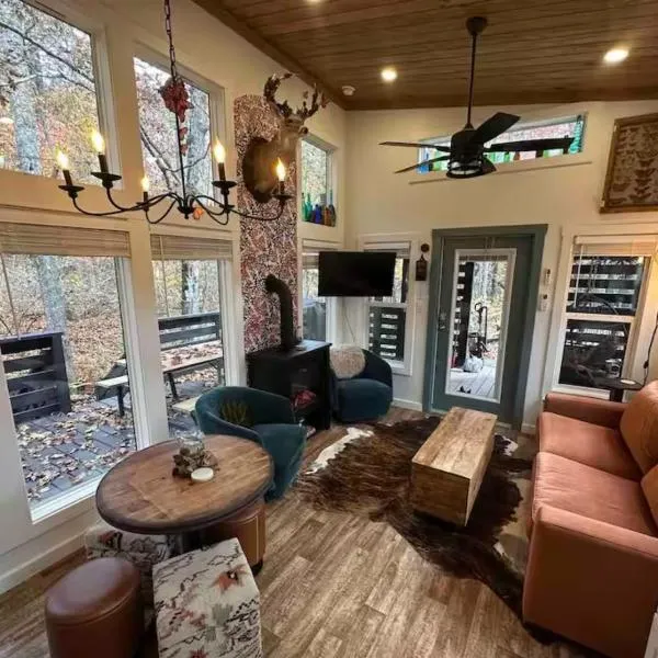 Blueberry Farm Cottage, Hot Tub, Creek, Game Room，位于Mentone的酒店