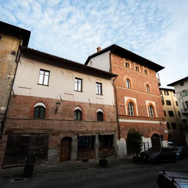 Domus Acaja，位于皮内罗洛的酒店