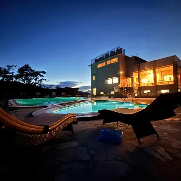 Sacred Grove Resort Sohra，位于乞拉朋齐的酒店