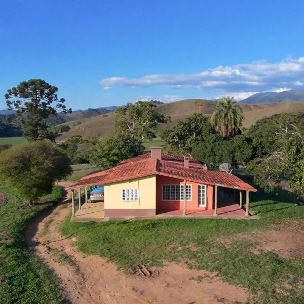 Sítio com casa Rústica Itamonte，位于Santana do Capivari的酒店