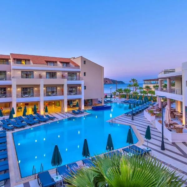 普拉塔尼亚斯港海滩度假酒店及Spa中心，位于普拉塔尼亚斯的酒店