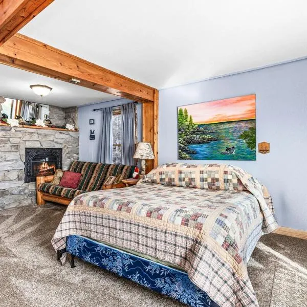 The Inn On Gitche Gumee - The Loons Nest Room，位于德卢斯的酒店