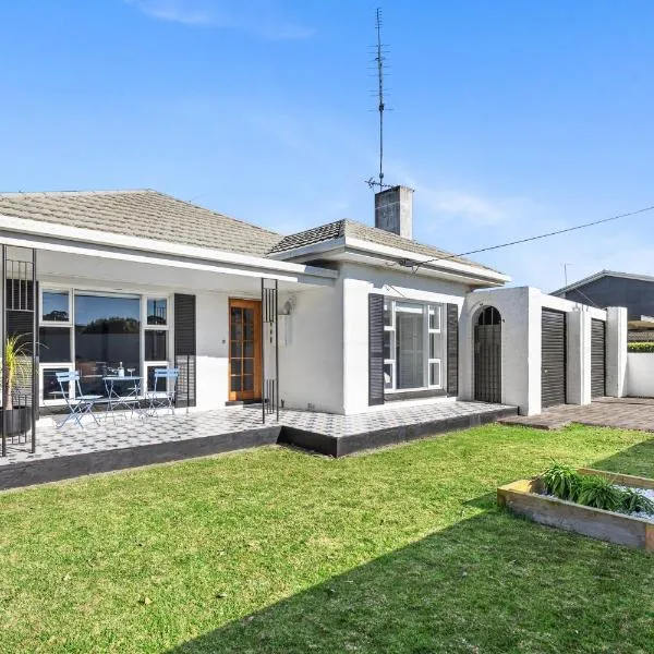 Lar Doce Lar Holiday House and Retreat Mt Gambier- sleeps 10，位于芒特甘比尔的酒店