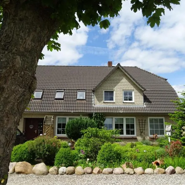 Bei Schütts - Spiel und Spaß im Garten rund um eine moderne Ferienwohnung，位于Janneby的酒店