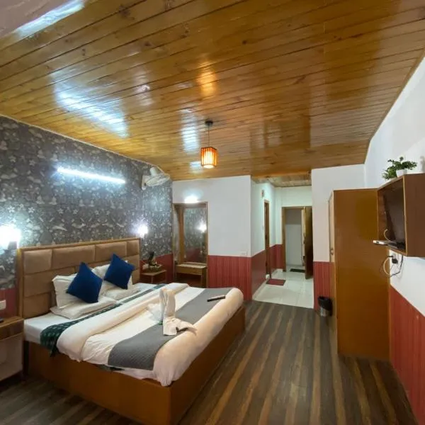 !!The Valley View Hill-Top Heights & Open Rooftop Cafe !! Bonfire !! Family Hotel Near To Mall Road 100Mtr!!，位于Bashist的酒店