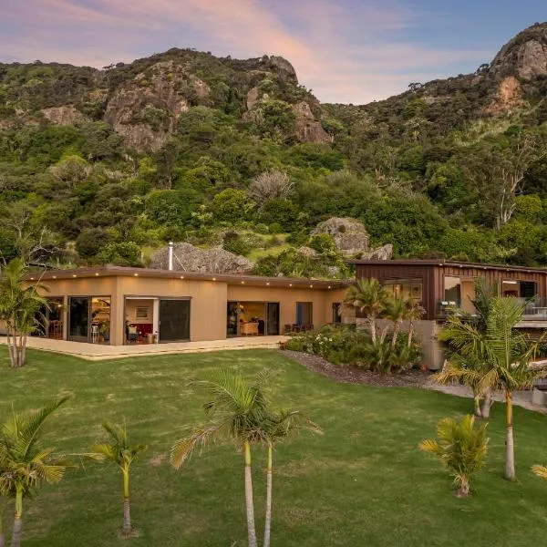 Waterfront Escape 5 Star Accommodation，位于Whangarei Heads的酒店