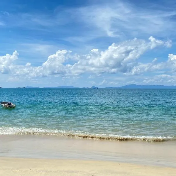 Moonshine Phayam beach resort & restaurant，位于拉廊的酒店