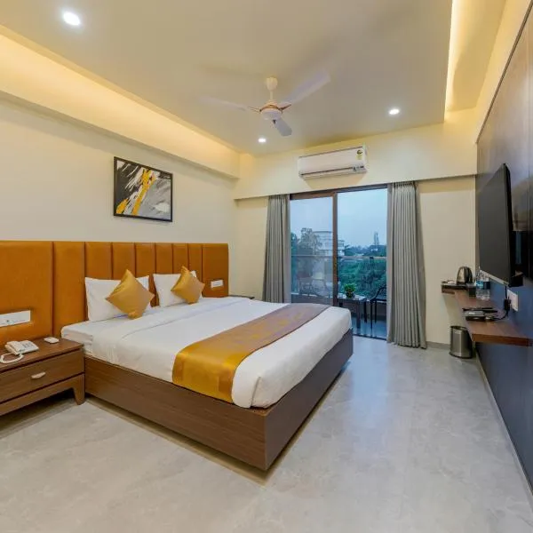Hotel The Golden Oaks, Kolhapur，位于戈尔哈布尔的酒店