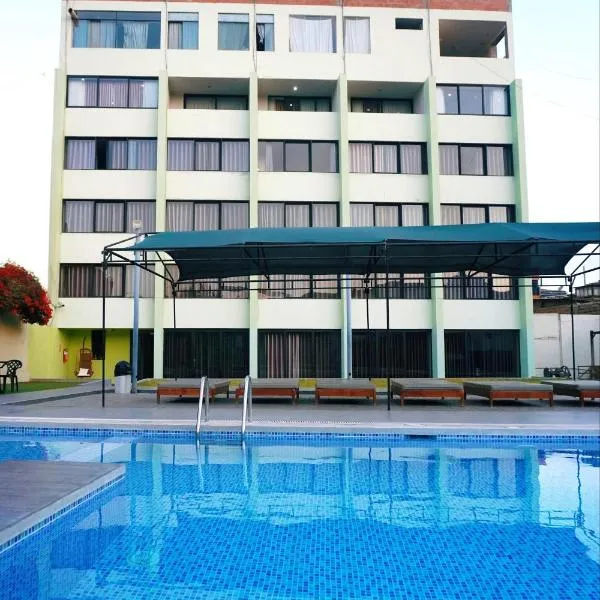 假日套房酒店，位于塔克纳的酒店