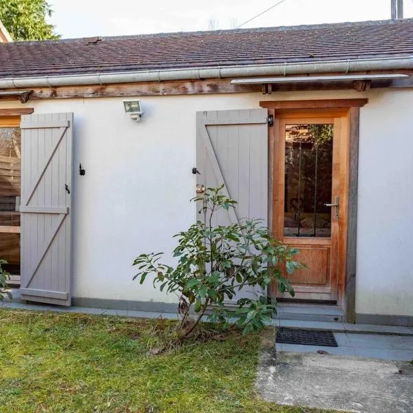 Studio en Bois avec jardin clos，位于Bullion的酒店