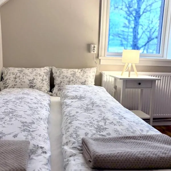 Eldstó Art Café Guesthouse，位于霍尔斯沃德吕尔的酒店