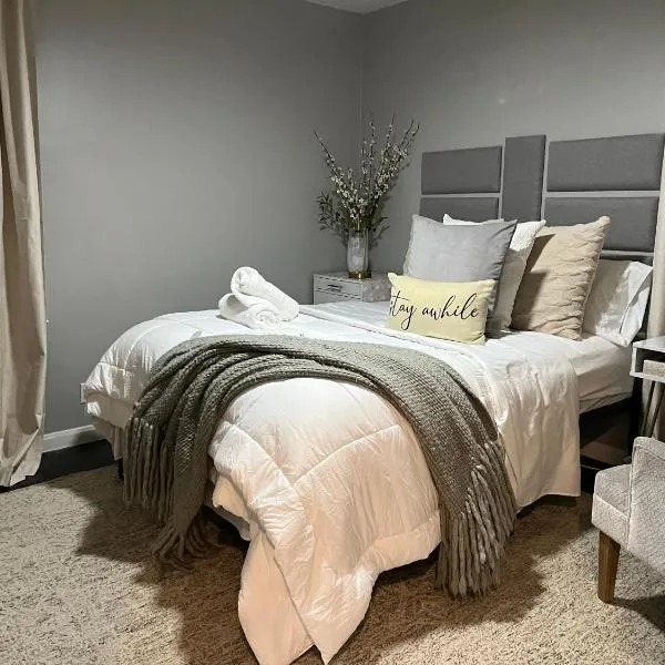 Cozy, 1st floor apartment 2bdrms Plus Semi Private room with Futon Pets with fee Family Friendly Close to Everything，位于克利夫兰的酒店