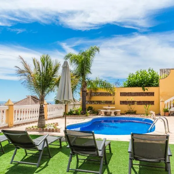 CHALET CON PISCINAS Y VISTAS DE ENSUEÑO，位于阿尔姆尼卡的酒店